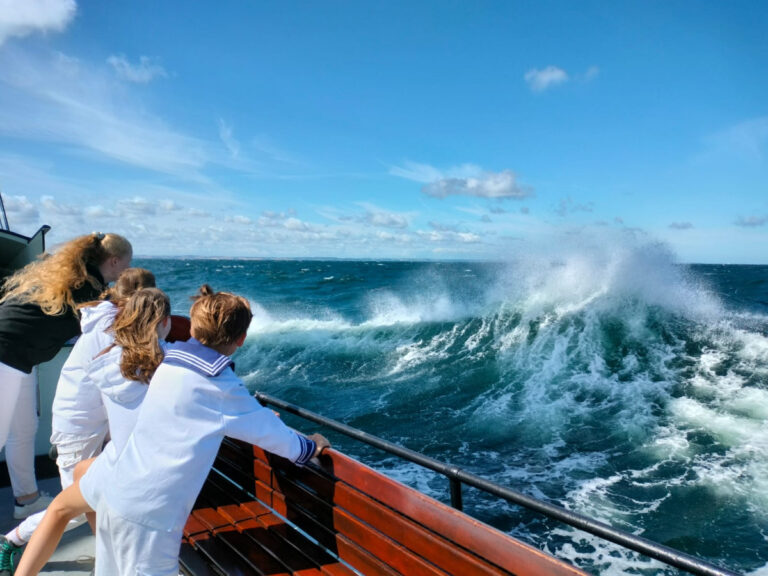 Zeilavontuur met golven op de Oostzee