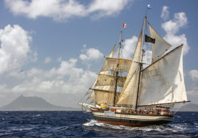 Florette Full Sail from Side Segelurlaub Liparische Inseln