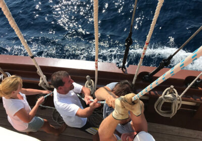 Florette-guests-hoisting-sail