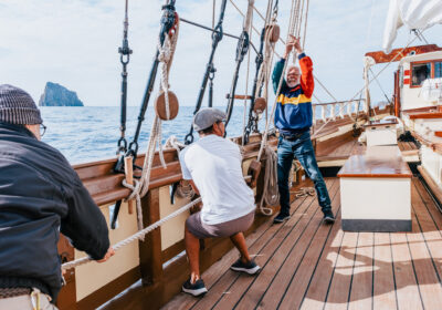 Guests-hoisting-sails-on-Florette2 Segel setzten auf dem Großsegler Florette