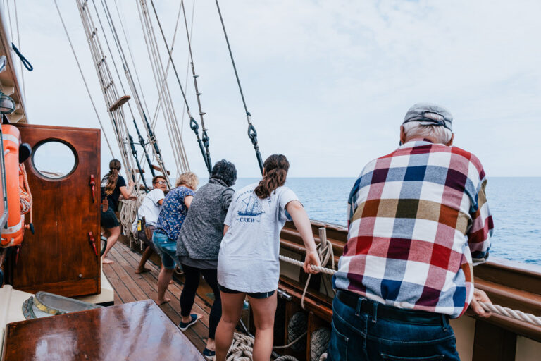 Zeil zetten op tallship Florette