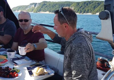 Ontbijt op het water tijdens je zeilvakantie
