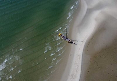 vertrouwen-op-zandbank Met een platbodemschip op een sandbank