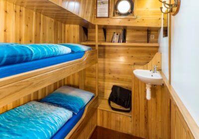 2-persoonshut-vertrouwen Houten 2-persoonshut op zeilschip Vertrouwen