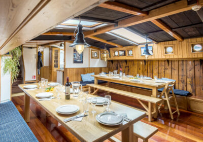 dagverblijf-houtkachel-vertrouwen Dagverblijf met houtkachel van zeilschip Vertrouwen