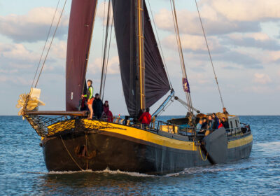 vertrouwen-zon Zeilen in de zon met een platbodemschip