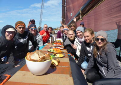 eten-aan-dek-vertrouwen catering aan dek tijdens jou zeilreis