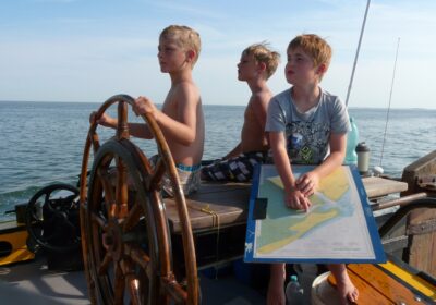 zeilen-met-kinderen-vertrouwen Kinderen zelfstanding een zeilschip laten sturen