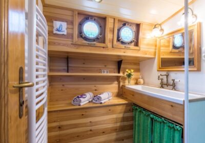 badkamer-vertrouwen Schip met badkamer huren bij Rederij van Linschoten