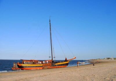 vertrouwen-wad Met een zeilschip droogvallen en wandelen op het wad