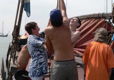 zeil-zetten-vertrouwen Gezamenlijk zeilen zetten op een traditioneel zeilschip