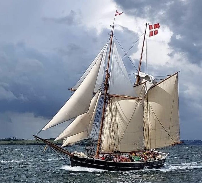 Sustainable sailing trips on schooner Aron