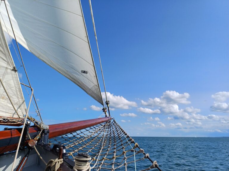 Kluiver zeil zetten tallship Iris