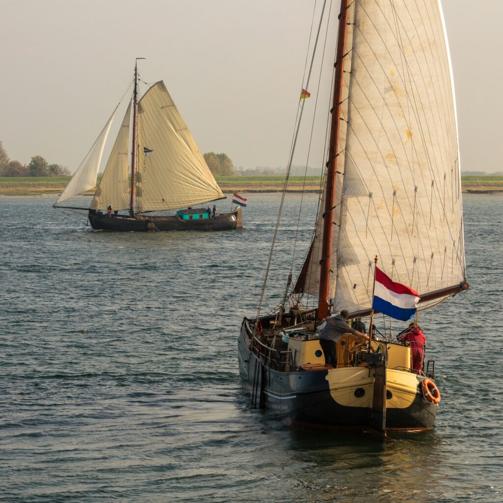 The best sailing routes with a traditional flat-bottomed boat through the Frisian Lakes