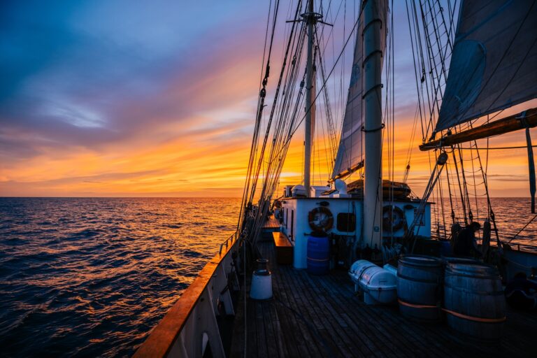 Zeilen in de zonsondergang