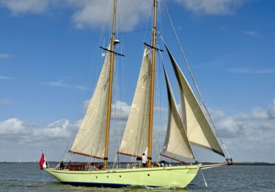 quadra-onder-zeil De tweemastschoener Quadra onder zeil