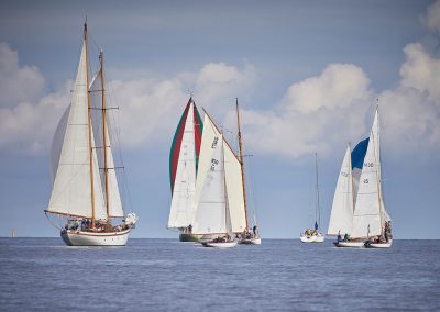 Klassieke jachten die deelnemen aan een regatta