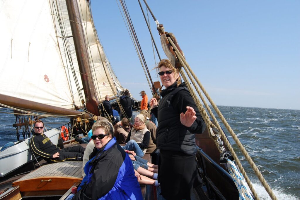 Menschen an Deck eines Segelschiffs