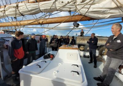 avontuur-verzameling Bespreking op een vrachtzeilreis