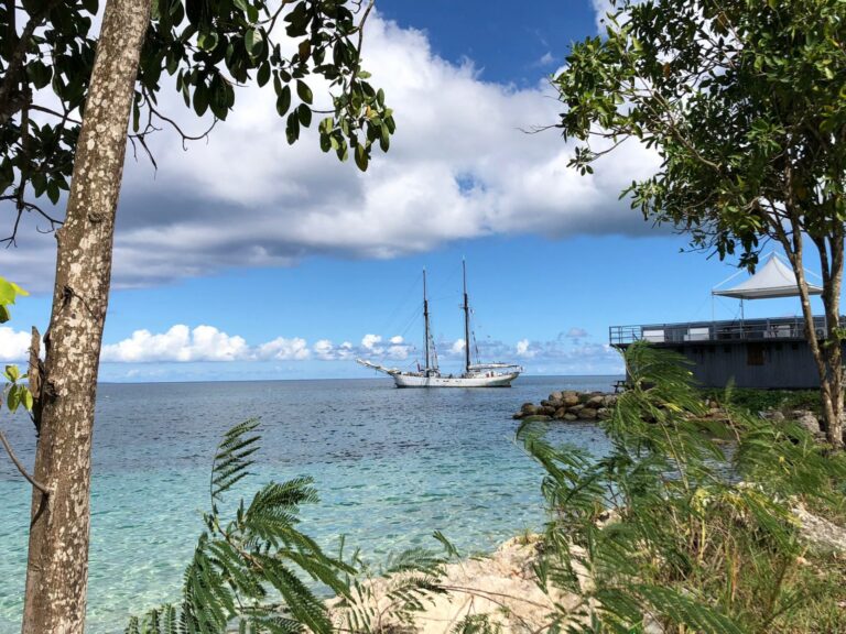 De Avontuur zeilt in het paradijs