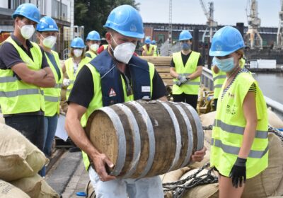 avontuur-vust-lossen Shipmates lossen een vust met rum