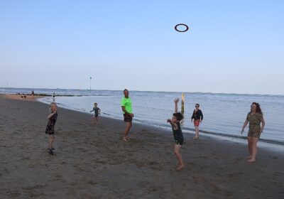 kids-vlieland-strand-frisbee Kinderen spelen met een frisbee op het strand van Vlieland