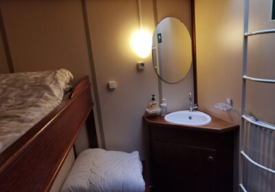 bughut-amazone Comfortabele hut aan boord van expeditieschip Antarctica