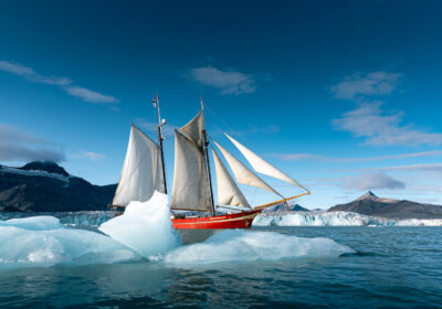 noorderlicht-ijs De Noorderlicht zeilend tussen ijsbergen