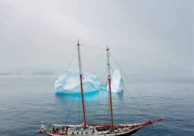 amazone-antarctica Antarctica zeilreis expeditie schip tussen ijsbergen en gletsjers