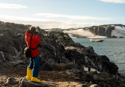 amazone-antarctica Reiziger maakt foto’s in Antarctica tijdens expeditie cruise