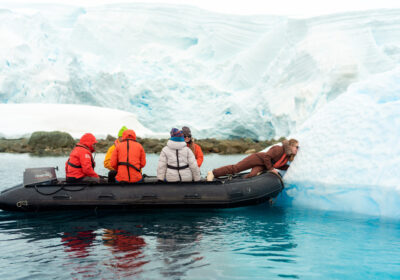 amazone-antarctica Zodiac tour tussen ijsbergen tijdens Antarctica zeilreis