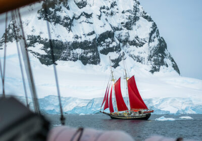 amazone-antarctica Zeilschip in Antarctica tijdens poolreis door ijskoude wateren