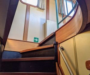 Trap aan boord van zeilschip in poolgebied