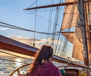 Zeilen tijdens de zonsondergang op volle zee