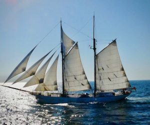 De Avontuur zeilend bij Helgoland