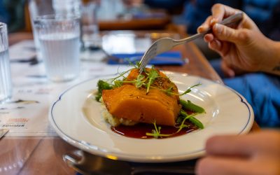 Guests eating, food on board Blue Clipper