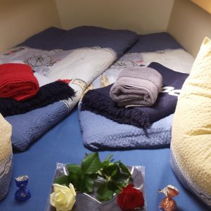 Tweepersoonshut op een zeiljacht