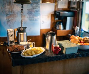 Noorderlicht onboard breakfast at bar interior