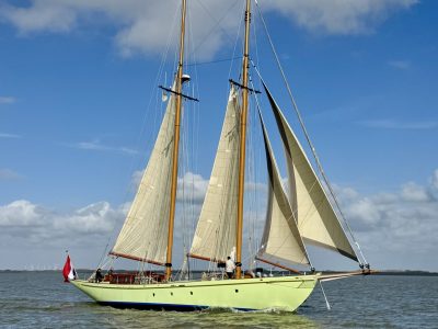 De tweemastschoener Quadra onder zeil