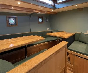 Het dagverblijf van zeiljacht Quadra