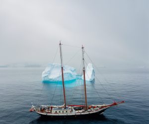 Antarctica zeilreis expeditie schip tussen ijsbergen en gletsjers