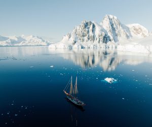 Expeditieschip tijdens zeiltour in Antarctica omringd door zee-ijs en sneeuwbergen
