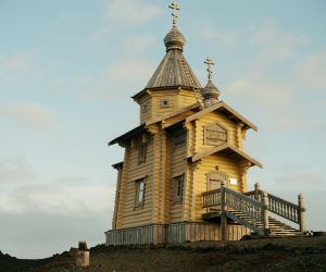 Gebouw aan land in Antarctica tijdens expeditie zeilreis