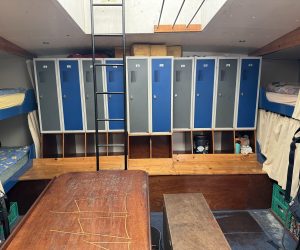 Kasten en tafel aan boord van de Avontuur