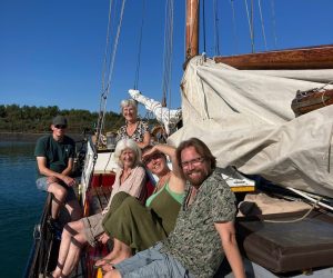 Gasten aan dek van de Bonnefoi tijdens een zeil vakantie in Zeeland